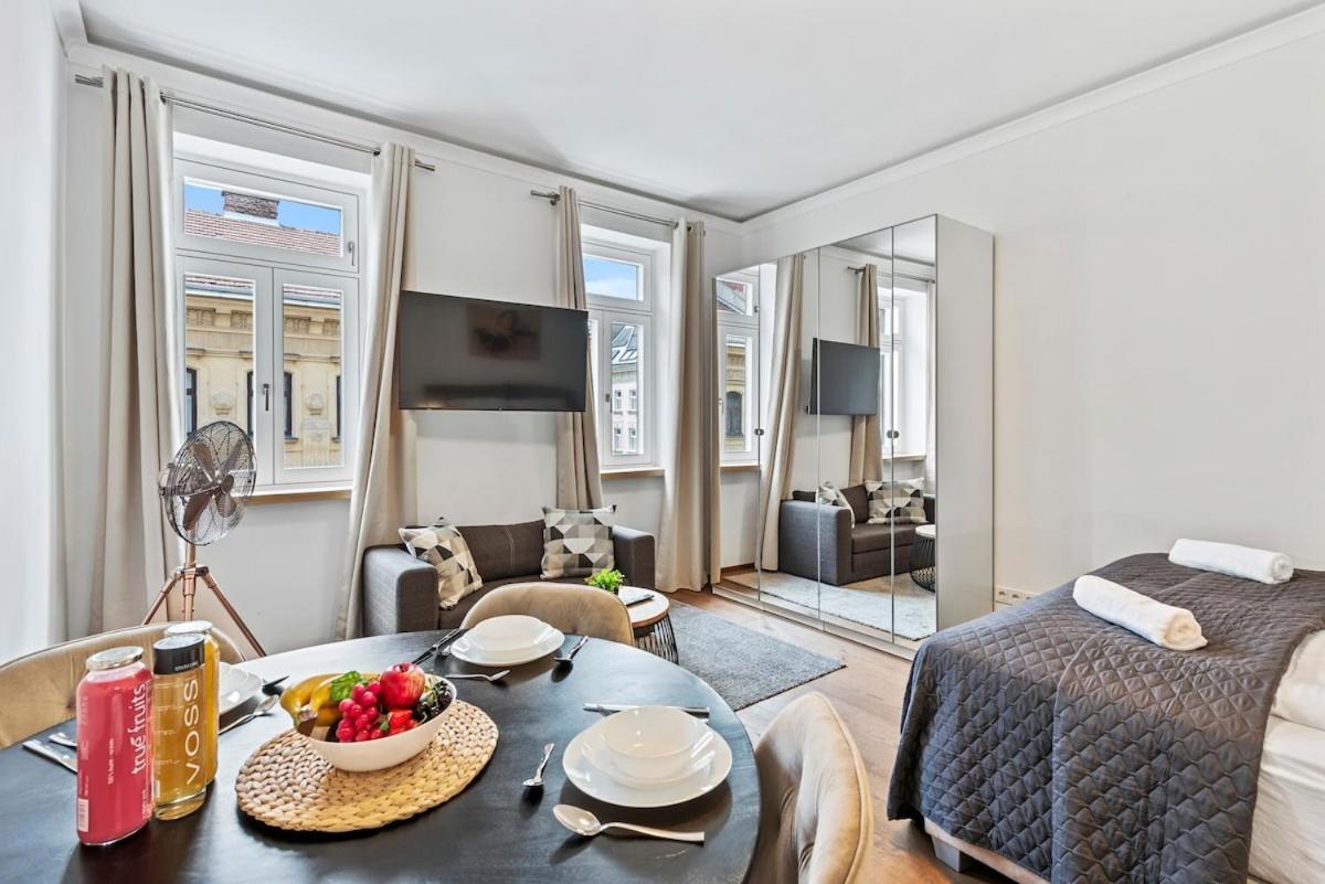 Stylish Studio, Smart Tv, 2 Beds *